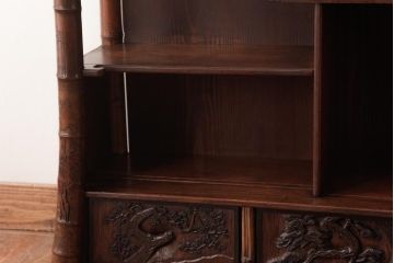 和製アンティーク　工芸家具　竹の支柱が目を引く!彫刻が見事な飾り棚(茶棚)