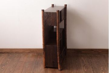 和製アンティーク　工芸家具　竹の支柱が目を引く!彫刻が見事な飾り棚(茶棚)