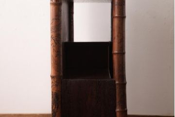 和製アンティーク　工芸家具　竹の支柱が目を引く!彫刻が見事な飾り棚(茶棚)