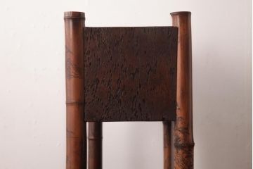 和製アンティーク　工芸家具　竹の支柱が目を引く!彫刻が見事な飾り棚(茶棚)