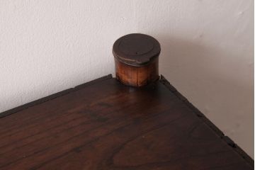 和製アンティーク　工芸家具　竹の支柱が目を引く!彫刻が見事な飾り棚(茶棚)