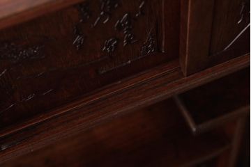 和製アンティーク　工芸家具　竹の支柱が目を引く!彫刻が見事な飾り棚(茶棚)