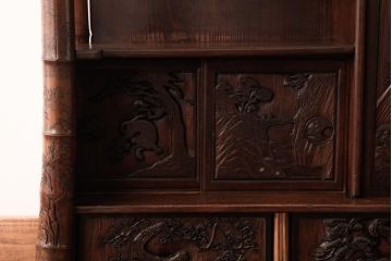 和製アンティーク　工芸家具　竹の支柱が目を引く!彫刻が見事な飾り棚(茶棚)