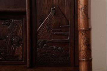 和製アンティーク　工芸家具　竹の支柱が目を引く!彫刻が見事な飾り棚(茶棚)