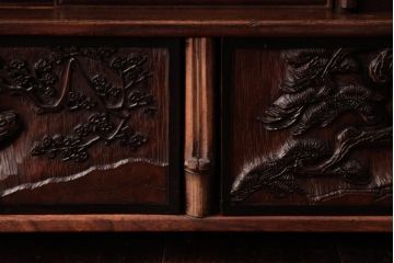 和製アンティーク　工芸家具　竹の支柱が目を引く!彫刻が見事な飾り棚(茶棚)