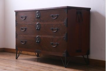 アンティーク家具　前面ケヤキ材　鉄脚付リメイク　宝尽くし　金具が魅力的な二本松箪笥リビングボード(ローボード、アンティークチェスト、和タンス)