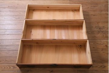アンティーク家具　前面ケヤキ材　鉄脚付リメイク　宝尽くし　金具が魅力的な二本松箪笥リビングボード(ローボード、アンティークチェスト、和タンス)