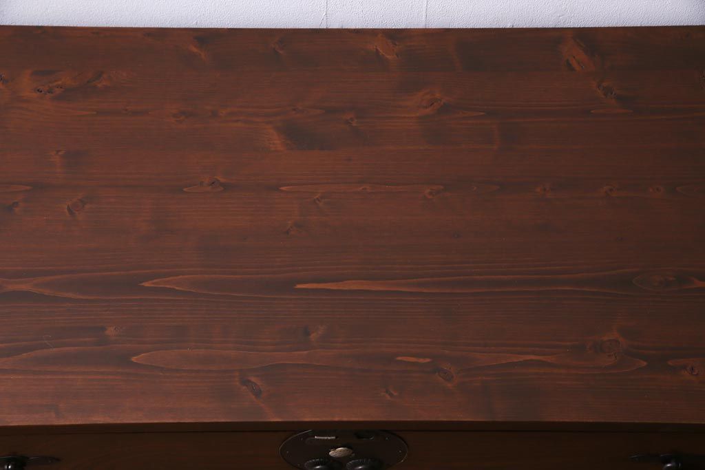 アンティーク家具　前面ケヤキ材　鉄脚付リメイク　宝尽くし　金具が魅力的な二本松箪笥リビングボード(ローボード、アンティークチェスト、和タンス)