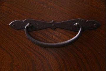 アンティーク家具　前面ケヤキ材　鉄脚付リメイク　宝尽くし　金具が魅力的な二本松箪笥リビングボード(ローボード、アンティークチェスト、和タンス)