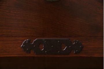 アンティーク家具　前面ケヤキ材　鉄脚付リメイク　宝尽くし　金具が魅力的な二本松箪笥リビングボード(ローボード、アンティークチェスト、和タンス)