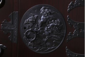 中古美品　二本松伝統家具　田中家具　獅子牡丹　金具が美しい階段箪笥(和タンス)