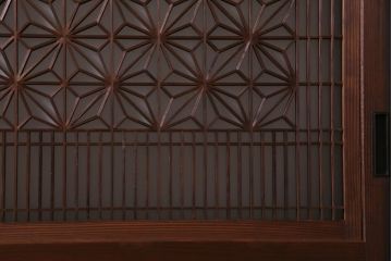 和製アンティーク　昭和期　組子入り　迫力あるデザインの板戸(引き戸、建具)4枚セット