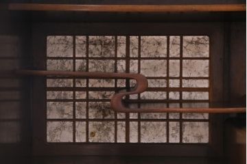 アンティーク家具　和製アンティーク　昭和期　桑材・桐材　細部までこだわりを感じる茶箪笥(茶棚、タンス、戸棚、桐箪笥、桐たんす)