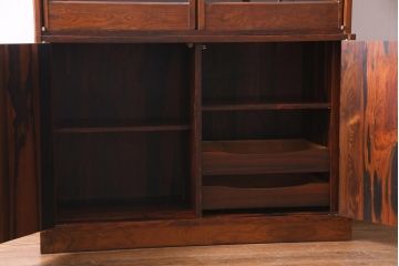 ヴィンテージ家具　ジャパンビンテージ　ローズウッド材　洗練された雰囲気を醸し出すキャビネット(食器棚、ブックケース、本箱)