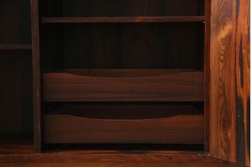 ヴィンテージ家具　ジャパンビンテージ　ローズウッド材　洗練された雰囲気を醸し出すキャビネット(食器棚、ブックケース、本箱)