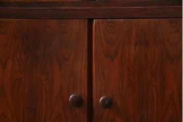 ヴィンテージ家具　ジャパンビンテージ　ローズウッド材　洗練された雰囲気を醸し出すキャビネット(食器棚、ブックケース、本箱)