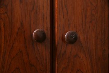 ヴィンテージ家具　ジャパンビンテージ　ローズウッド材　洗練された雰囲気を醸し出すキャビネット(食器棚、ブックケース、本箱)