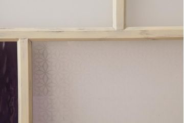 昭和初期　当店オリジナルガラス　優しげな雰囲気漂う色ガラス入りペイント建具(窓、明かり取り、はめ殺し)