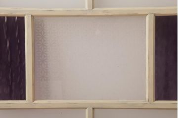 昭和初期　当店オリジナルガラス　優しげな雰囲気漂う色ガラス入りペイント建具(窓、明かり取り、はめ殺し)