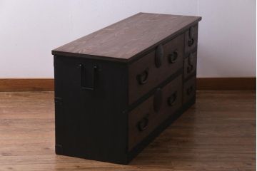 アンティーク家具　天板リメイク　ペイントがモダンな雰囲気を漂わせる箪笥ローボード(テレビ台、アンティークチェスト)