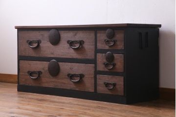 アンティーク家具　天板リメイク　ペイントがモダンな雰囲気を漂わせる箪笥ローボード(テレビ台、アンティークチェスト)