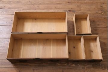 アンティーク家具　天板リメイク　ペイントがモダンな雰囲気を漂わせる箪笥ローボード(テレビ台、アンティークチェスト)