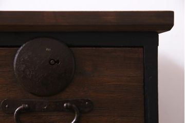 アンティーク家具　天板リメイク　ペイントがモダンな雰囲気を漂わせる箪笥ローボード(テレビ台、アンティークチェスト)