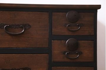 アンティーク家具　天板リメイク　ペイントがモダンな雰囲気を漂わせる箪笥ローボード(テレビ台、アンティークチェスト)