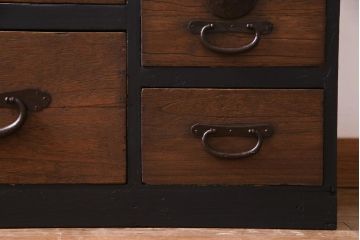 アンティーク家具　天板リメイク　ペイントがモダンな雰囲気を漂わせる箪笥ローボード(テレビ台、アンティークチェスト)