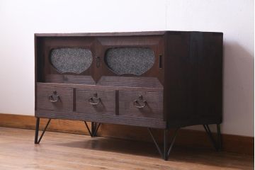 レトロ家具　鉄脚付リメイク　隠し付き　昭和レトロな雰囲気漂うローボード(テレビ台、戸棚)