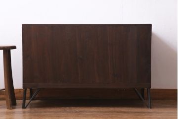 レトロ家具　鉄脚付リメイク　隠し付き　昭和レトロな雰囲気漂うローボード(テレビ台、戸棚)