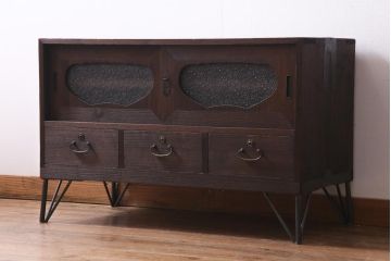 レトロ家具　鉄脚付リメイク　隠し付き　昭和レトロな雰囲気漂うローボード(テレビ台、戸棚)