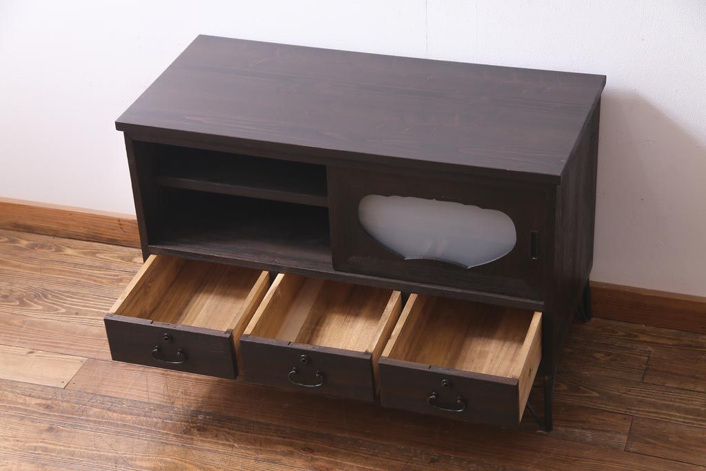 リメイク家具　すりガラス入り　深みのある木肌が渋さ漂う鉄脚ローボード(リビングボード、収納棚、テレビボード)