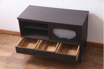リメイク家具　すりガラス入り　深みのある木肌が渋さ漂う鉄脚ローボード(リビングボード、収納棚、テレビボード)