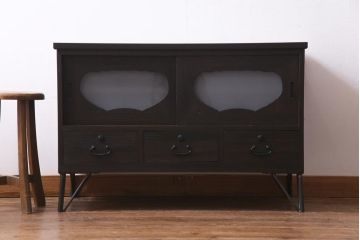 リメイク家具　すりガラス入り　深みのある木肌が渋さ漂う鉄脚ローボード(リビングボード、収納棚、テレビボード)