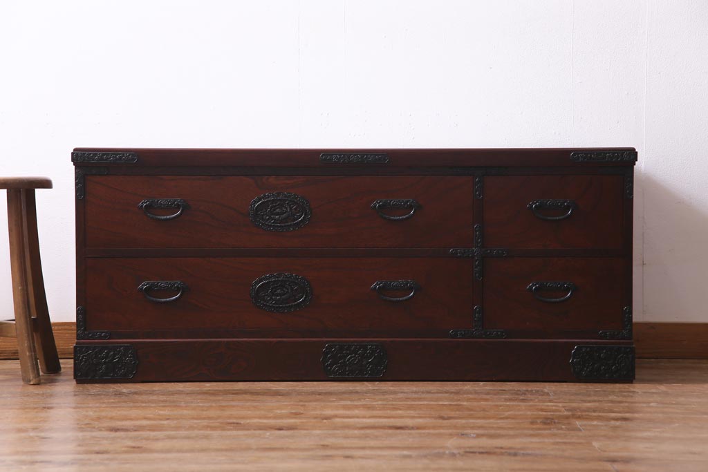 中古　民芸家具　美しい欅の杢目と華やかな金具が目を惹くローチェスト(和タンス、ローボード、引き出し)