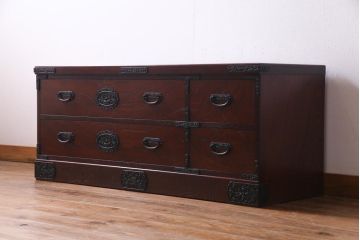 中古　民芸家具　美しい欅の杢目と華やかな金具が目を惹くローチェスト(和タンス、ローボード、引き出し)