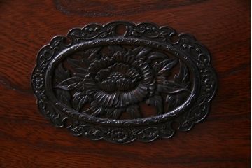中古　民芸家具　美しい欅の杢目と華やかな金具が目を惹くローチェスト(和タンス、ローボード、引き出し)