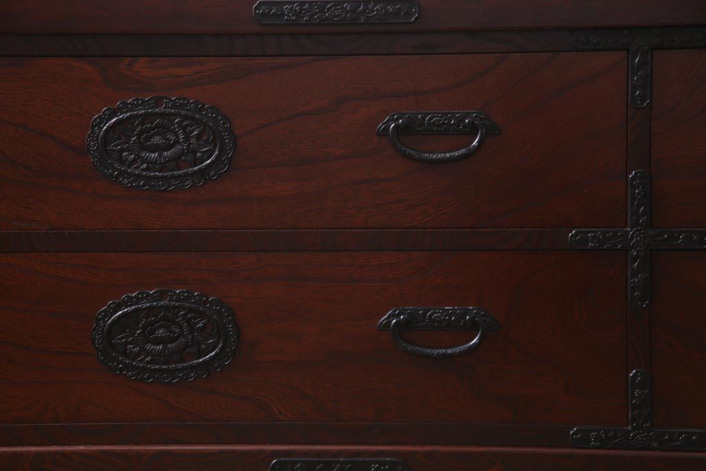 中古　民芸家具　美しい欅の杢目と華やかな金具が目を惹くローチェスト(和タンス、ローボード、引き出し)