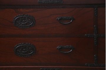 中古　民芸家具　美しい欅の杢目と華やかな金具が目を惹くローチェスト(和タンス、ローボード、引き出し)