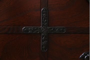 中古　民芸家具　美しい欅の杢目と華やかな金具が目を惹くローチェスト(和タンス、ローボード、引き出し)