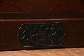 中古　民芸家具　美しい欅の杢目と華やかな金具が目を惹くローチェスト(和タンス、ローボード、引き出し)