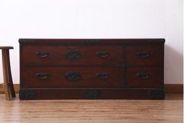中古　民芸家具　美しい欅の杢目と華やかな金具が目を惹くローチェスト(和タンス、ローボード、引き出し)