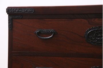 中古　民芸家具　美しい欅の杢目と華やかな金具が目を惹くローチェスト(和タンス、ローボード、引き出し)