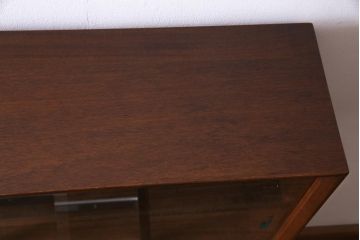ヴィンテージ家具　イギリスビンテージ　HERBERT E. GIBBS(ハーバート・E・ギブス)　チーク材　洗練された佇まいが魅力的なキャビネット(本箱、ブックケース、収納棚)