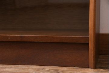 ヴィンテージ家具　イギリスビンテージ　HERBERT E. GIBBS(ハーバート・E・ギブス)　チーク材　洗練された佇まいが魅力的なキャビネット(本箱、ブックケース、収納棚)