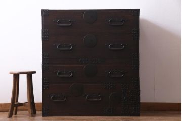 アンティーク家具　和製アンティーク　明治大正期　総桐材　厚みのある金具が重厚感漂う重ね箪笥(時代箪笥、衣装箪笥、桐箪笥、桐たんす)