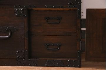 アンティーク家具　和製アンティーク　明治大正期　総桐材　厚みのある金具が重厚感漂う重ね箪笥(時代箪笥、衣装箪笥、桐箪笥、桐たんす)