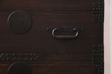 アンティーク家具　和製アンティーク　明治大正期　総桐材　厚みのある金具が重厚感漂う重ね箪笥(時代箪笥、衣装箪笥、桐箪笥、桐たんす)