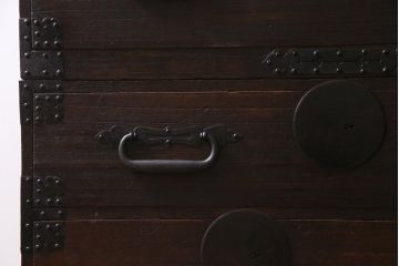 アンティーク家具　和製アンティーク　明治大正期　総桐材　厚みのある金具が重厚感漂う重ね箪笥(時代箪笥、衣装箪笥、桐箪笥、桐たんす)